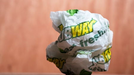 Вчерашний сэндвич: Почему закусочные Subway теряют клиентов и прибыль