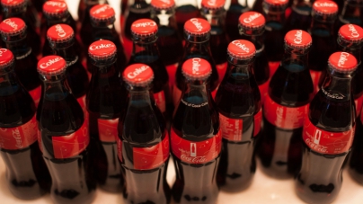 Coca-Cola HBC, світовий лідер зі сталого розвитку серед виробників напоїв, оголосила про нові зобов’язання щодо зменшення використання води і викидів вуглекислого газу