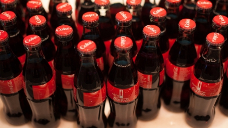 Coca-Cola HBC, світовий лідер зі сталого розвитку серед виробників напоїв, оголосила про нові зобов’язання щодо зменшення використання води і викидів вуглекислого газу
