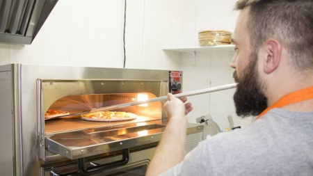 В ТЦ «Метроград» открылась пиццерия, где работают исключительно ветераны АТО