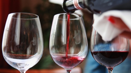 Президент одобрил отмену лицензий на мелкую торговлю вином