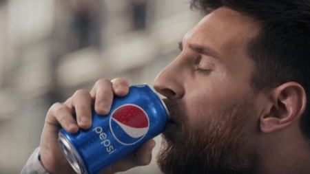 Cвіт у блакитних фарбах: бренд Pepsi насолоджується та вболіває – і втілює це у глобальній футбольній кампанії 2018 року