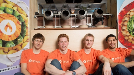 Американские студенты открыли ресторан с роботизированным персоналом