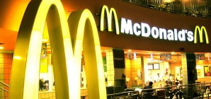 Выручка «Макдоналдс» в России снизилась на 0,5 млрд рублей