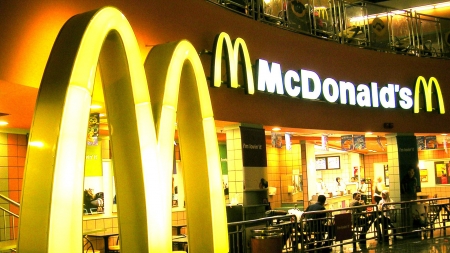 Выручка «Макдоналдс» в России снизилась на 0,5 млрд рублей