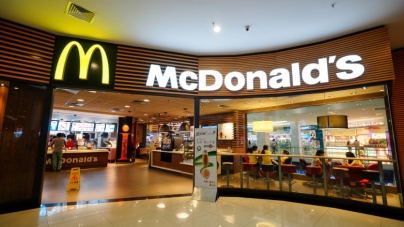 McDonald’s хочет построить стену между кухней и кассами. Франчайзи против