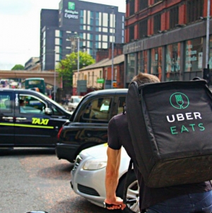В Киеве запустили сервис доставки еды Uber Eats: заказ привезут за 30 грн