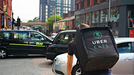 В Киеве запустили сервис доставки еды Uber Eats: заказ привезут за 30 грн